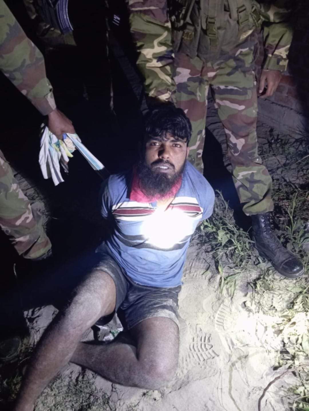 আড়াইহাজারে যৌথবাহিনীর অভিযানে ডাকাত গ্রেফতার, গুলিসহ বিদেশী পিস্তল উদ্ধার