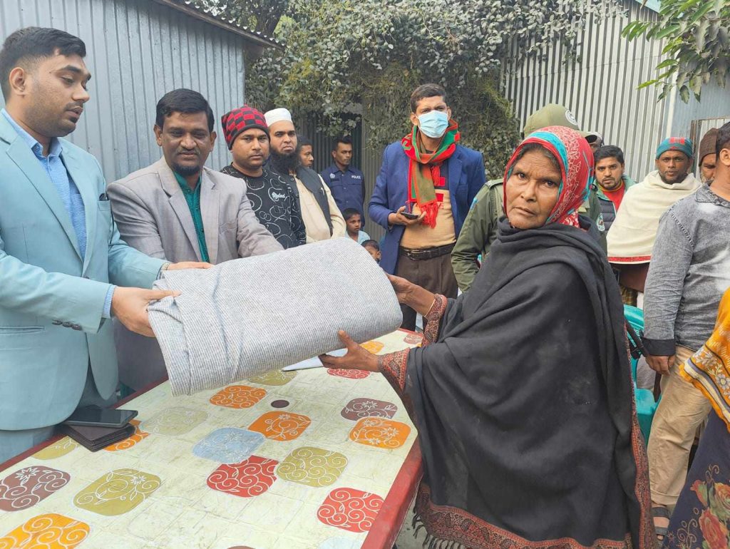 আড়াইহাজারের শীতার্তদের মাঝে কম্বল বিতরণ